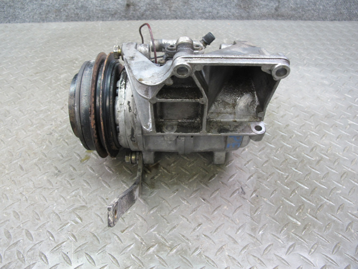 1987-1988 Porsche 928 S4 A/C Air Condition Compressor w Bracket