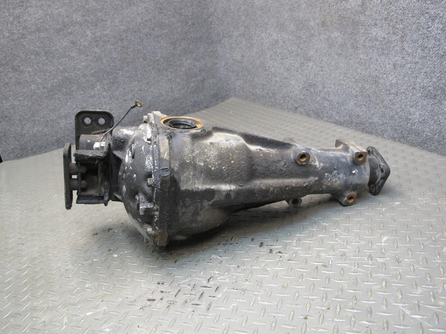 85-86 Nissan Z31 300ZX Turbo Rear Differential Carrier 3.545 Ratio OEM
