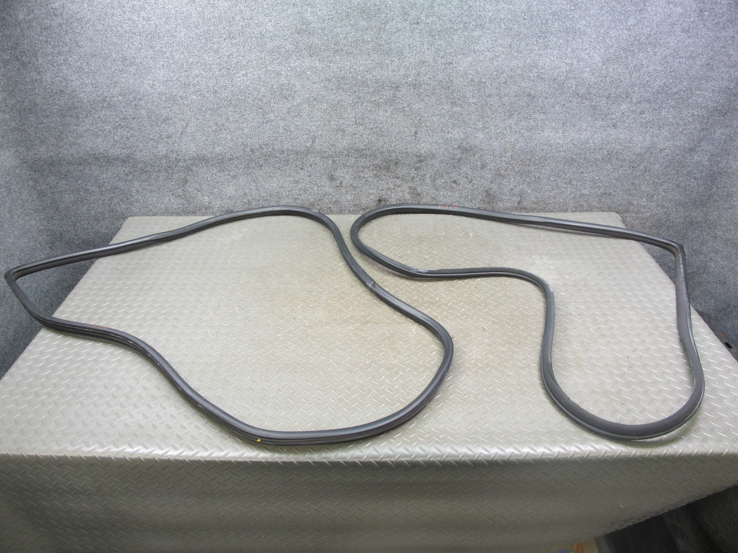 01-05 Lexus JCE10L IS300 Set of 2 Front Right & Left Door Rubber Seal OEM