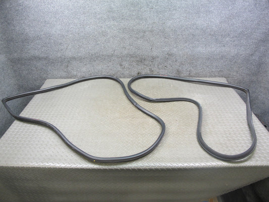 01-05 Lexus JCE10L IS300 Set of 2 Front Right & Left Door Rubber Seal OEM