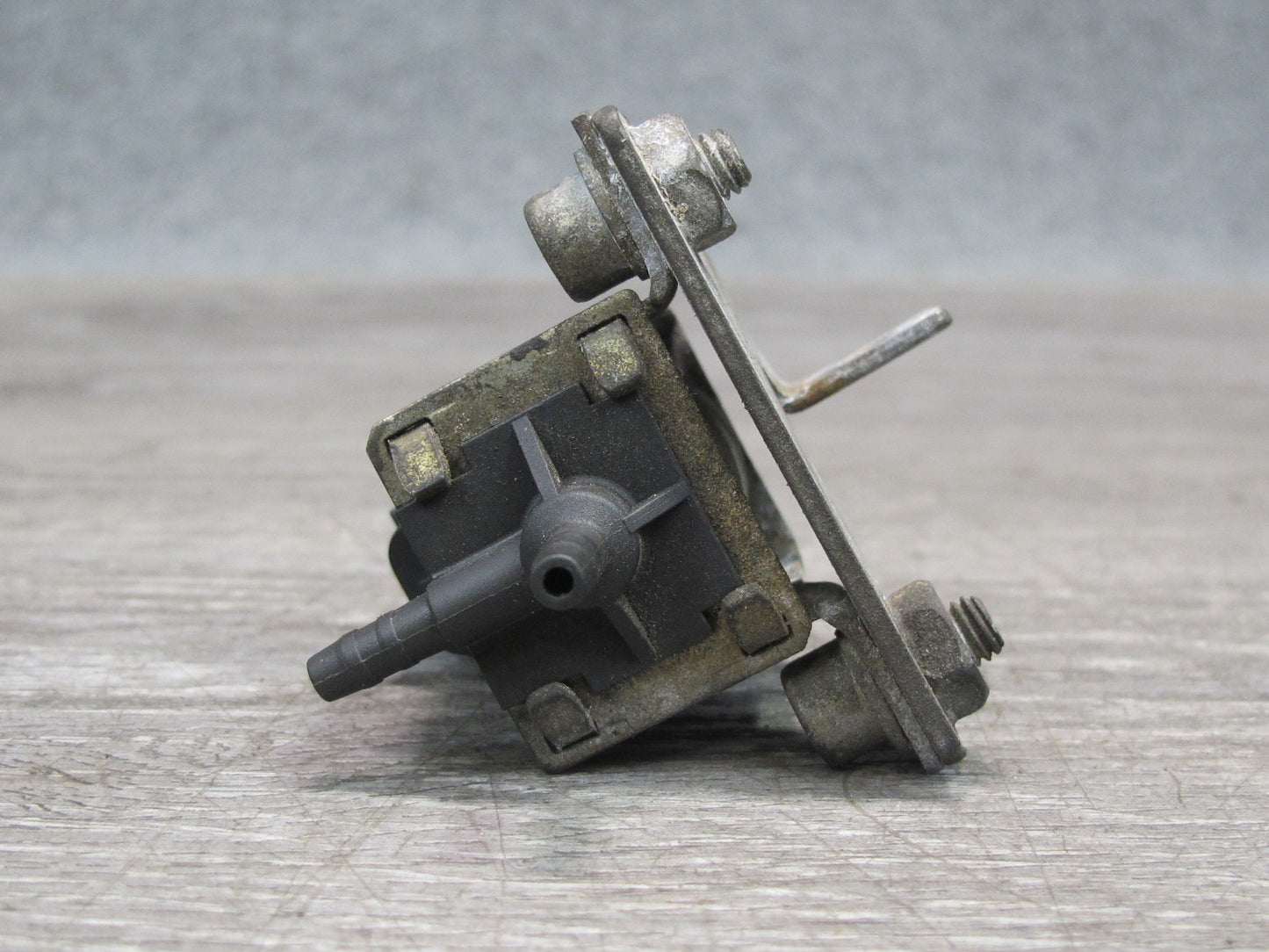 1987-1989 Porsche 928 S 5.0L V8 Engine EGR Vacuum Solenoid Valve