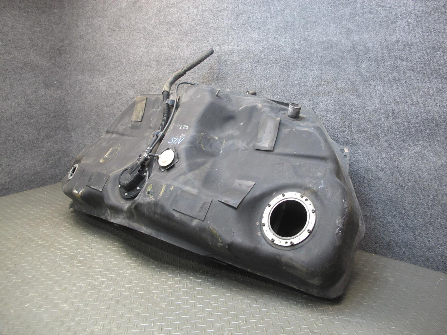 01-05 Lexus JCE10L IS300 Sedan Fuel Tank Unit OEM