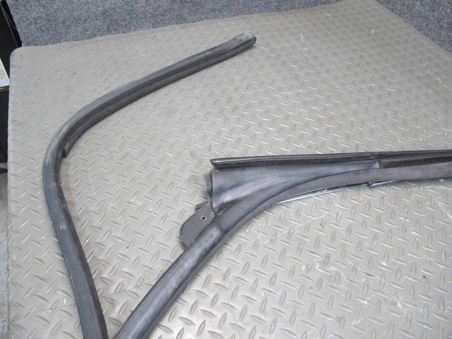 01-06 BMW E46 Convertible Left & Right Door Weatherstrip Rubber Seal Set OEM
