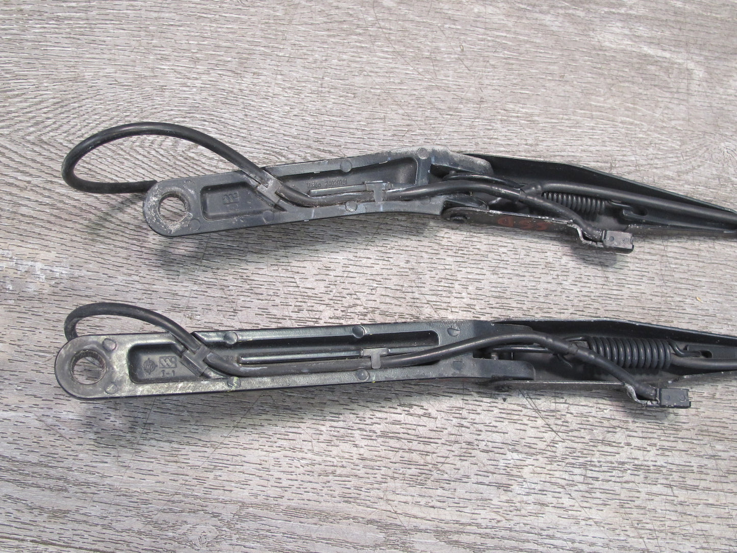 07-10 Saturn SKY Set of 2 Front Left & Right Windshield Wiper Arm OEM