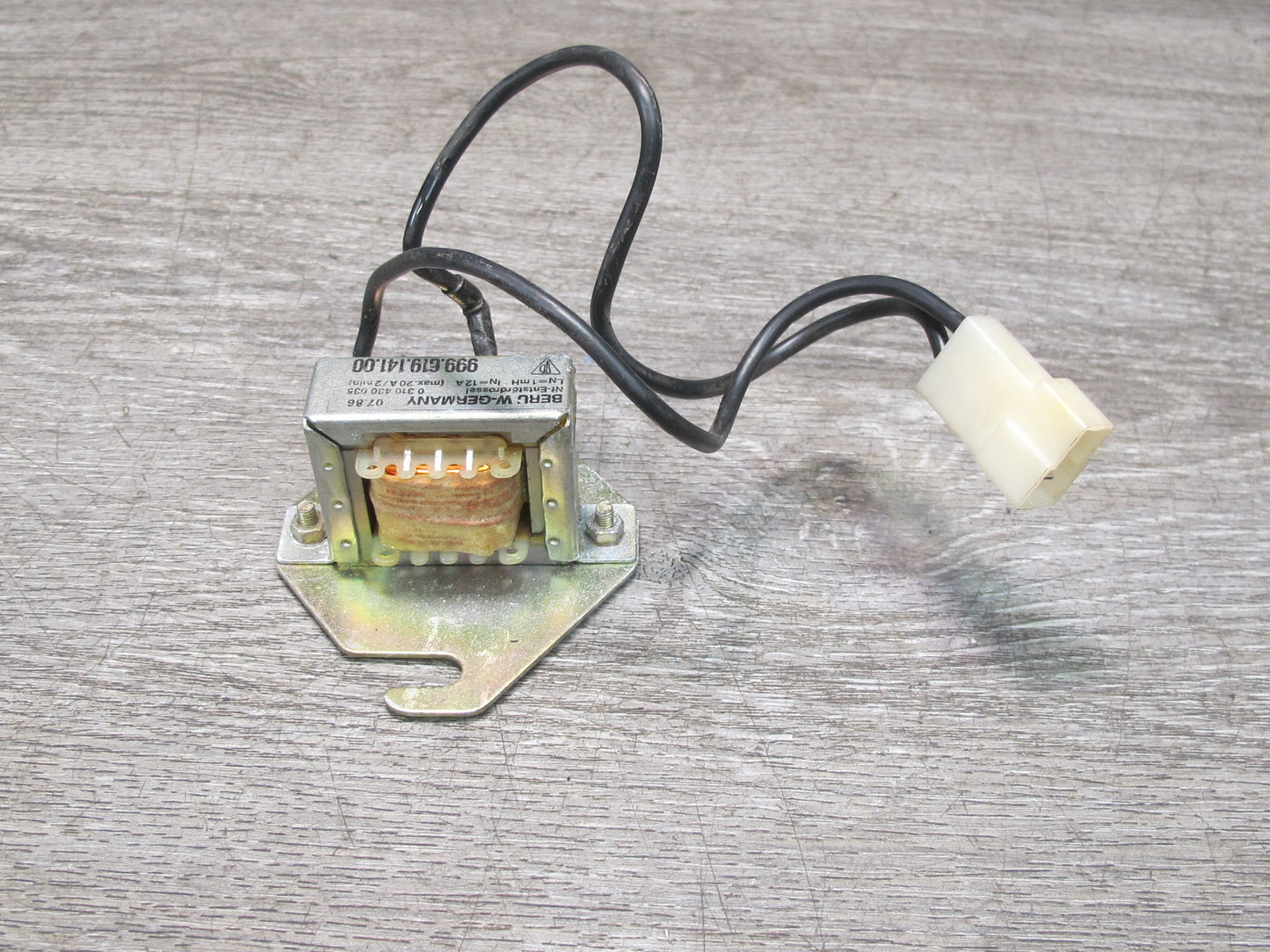 1987-1990 Porsche 928 S Electrical Noise Suppressor Booster 99961914100