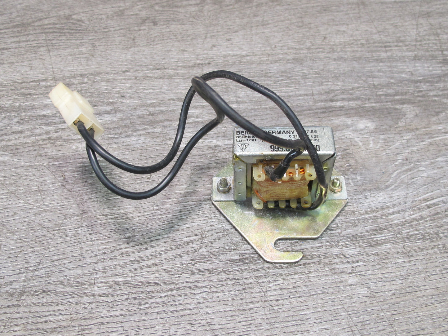 1987-1990 Porsche 928 S Electrical Noise Suppressor Booster 99961914100