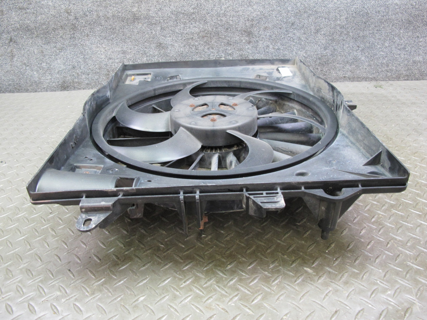 03-04 Ford Thunderbird Engine Cooling Radiator Fan Motor w Shroud Assy OEM