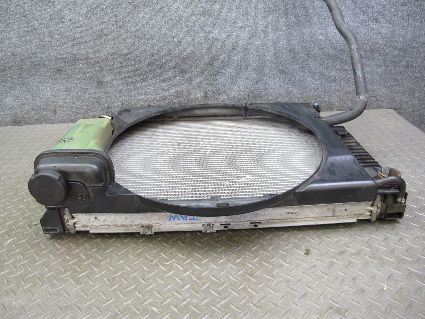 1999 BMW E36 2.8L M52 Engine Radiator Oil Cooler Shroud Reservoir Assembly OEM