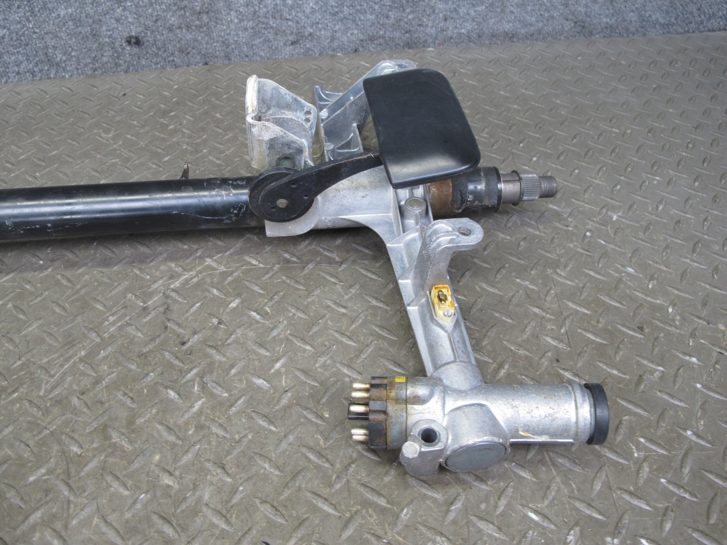 1983-1984 Porsche 928 S Steering Column Shaft Ignition Cylinder Assembly