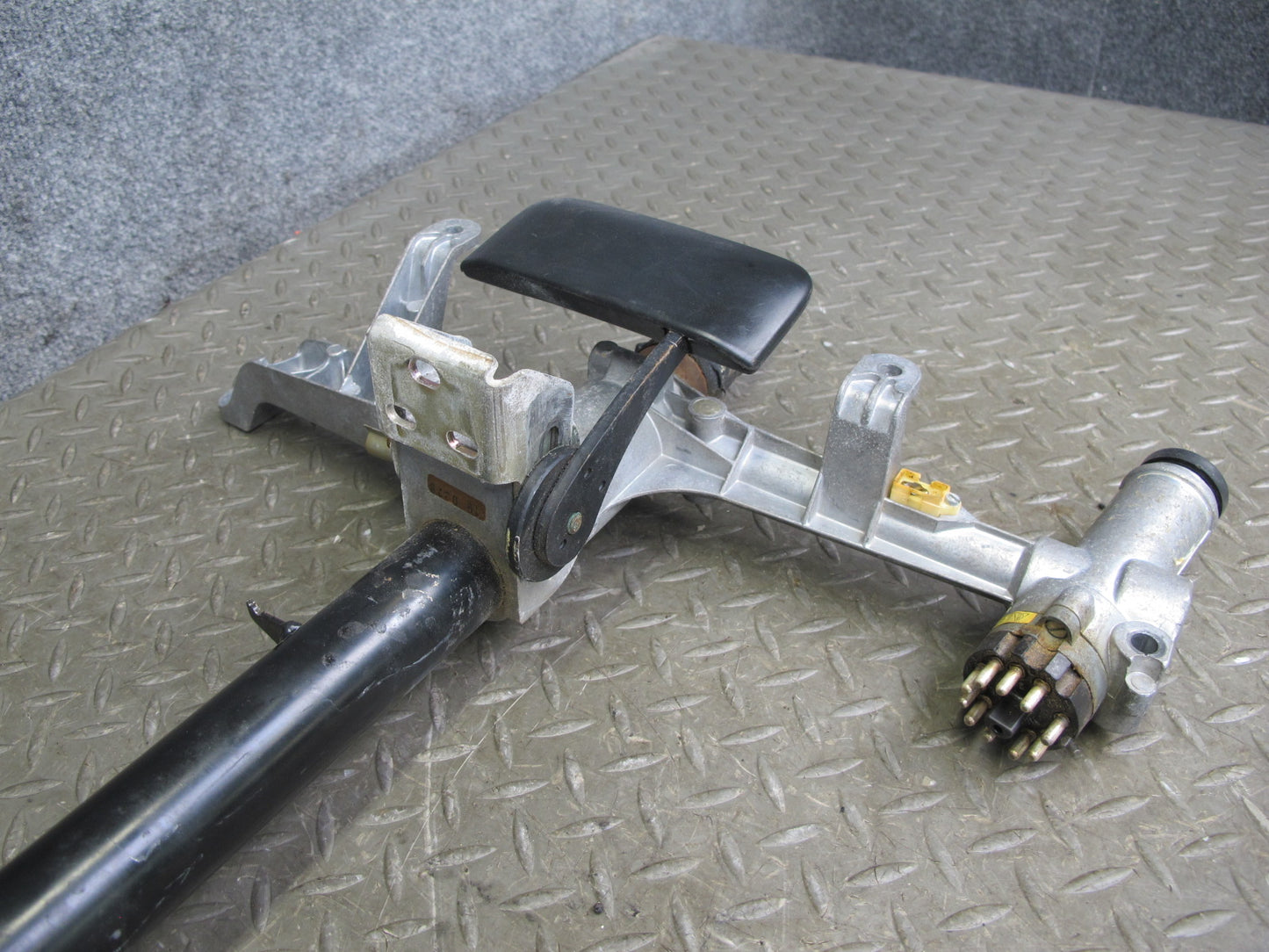 1983-1984 Porsche 928 S Steering Column Shaft Ignition Cylinder Assembly