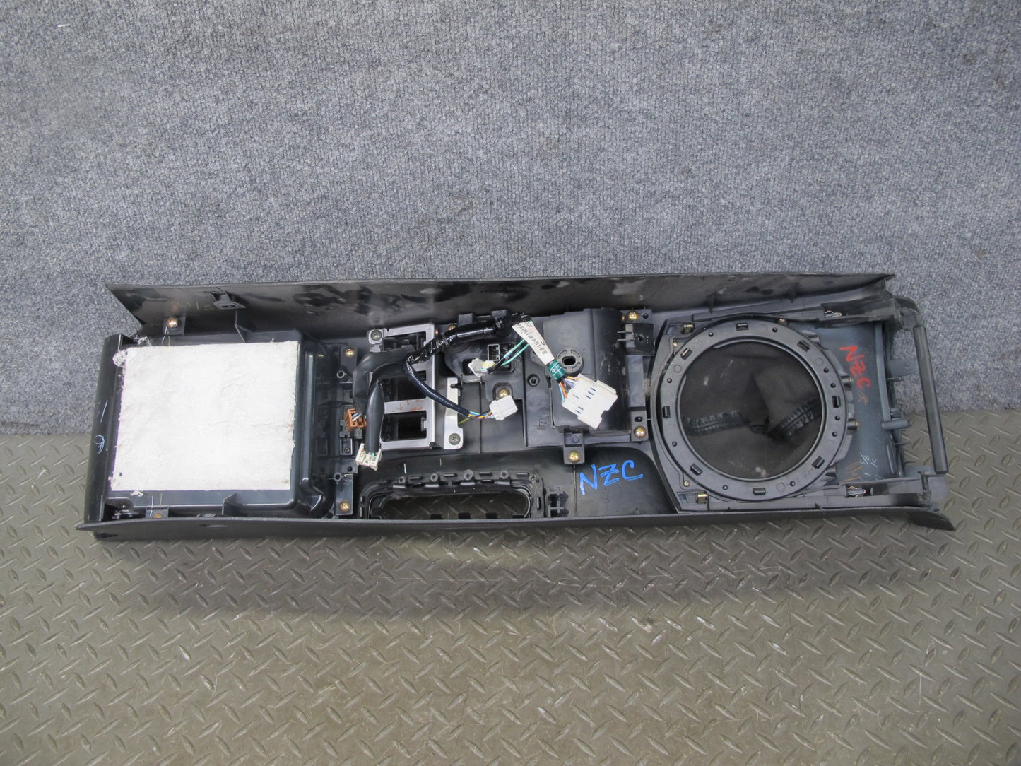 04-05 Nissan 350Z Z33 M/T Center Console Panel w Shifter Trim & Boot Black OEM