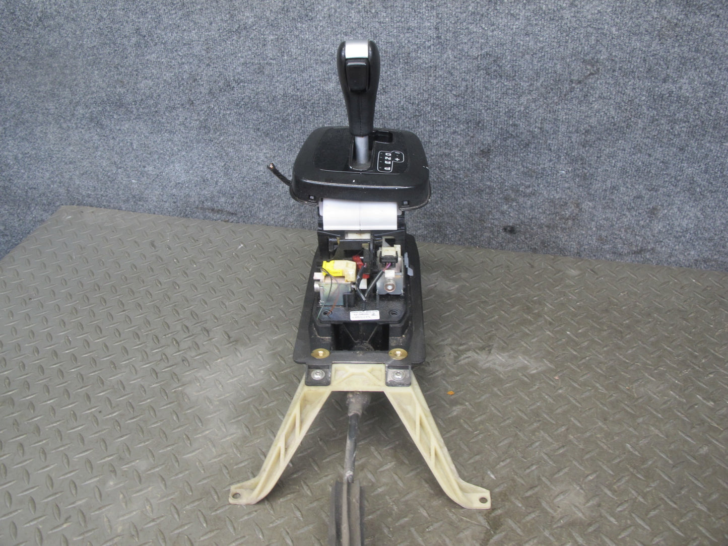 2008-2010 Porsche Cayenne 957 Automatic Transmission Floor Shifter Gear Selector