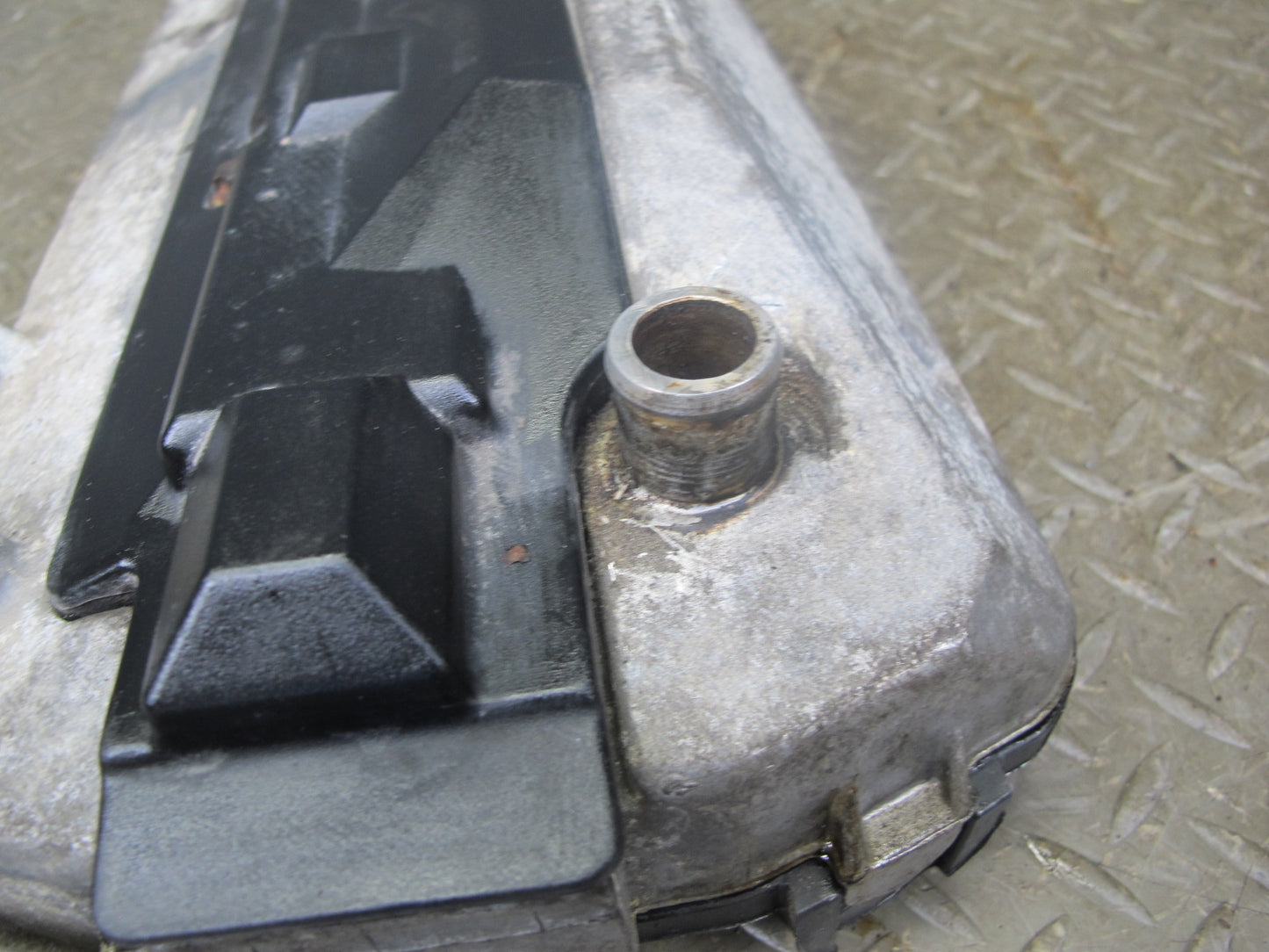 97-99 Mercedes W140 S500 Engine Right Cylinder Head Valve Cover OEM