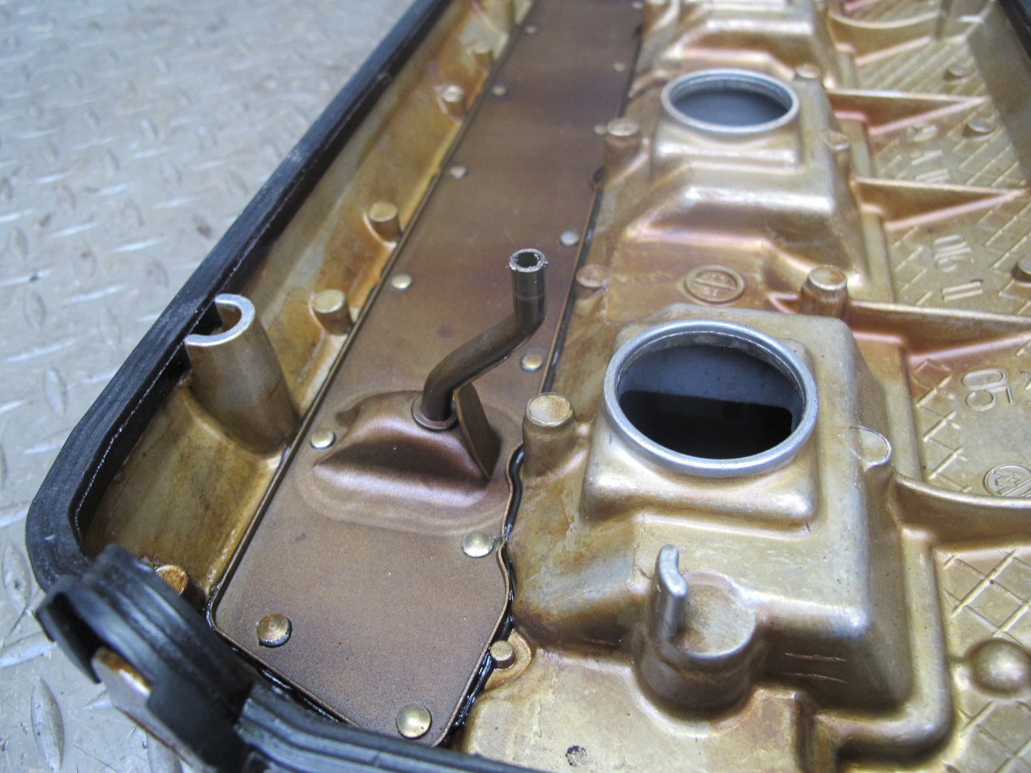 97-99 Mercedes W140 S500 Engine Right Cylinder Head Valve Cover OEM