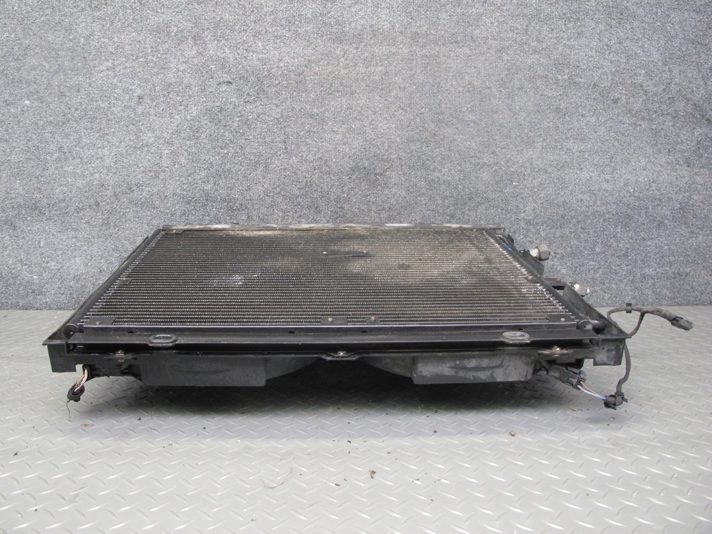 94-99 Mercedes W140 S500 A/C Air Condition Condenser w Fan & Shroud OEM