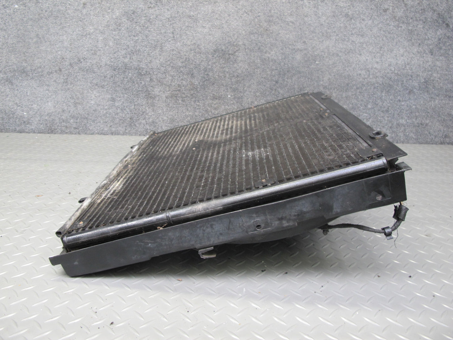 94-99 Mercedes W140 S500 A/C Air Condition Condenser w Fan & Shroud OEM