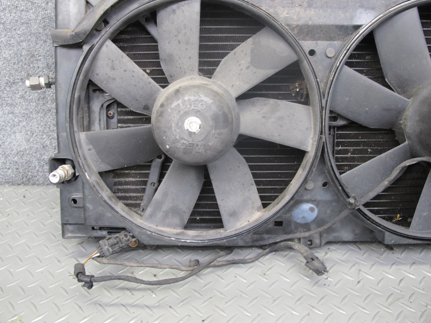 94-99 Mercedes W140 S500 A/C Air Condition Condenser w Fan & Shroud OEM