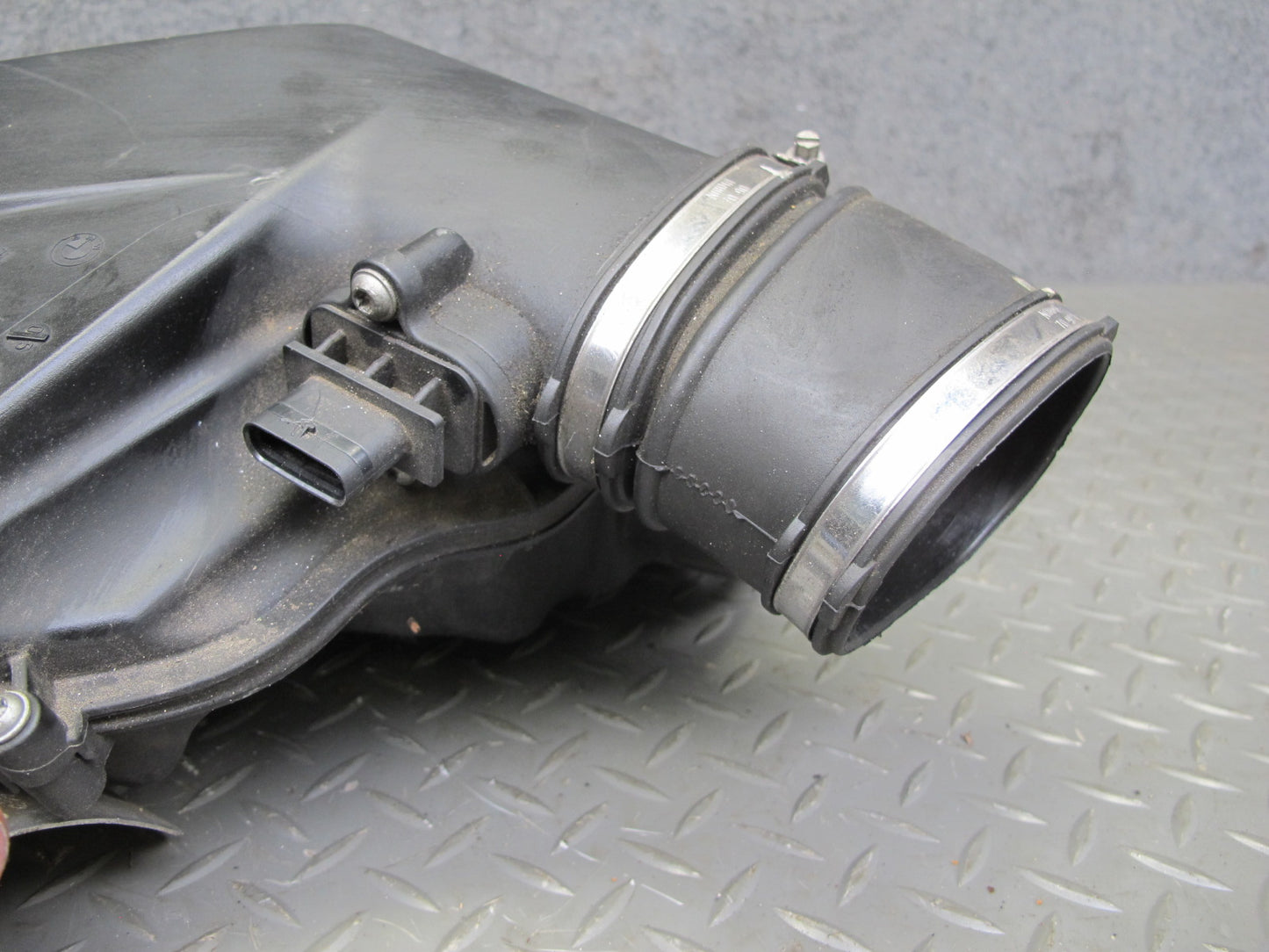 2010-2014 BMW X6 E71 E72 4.4L N63 Left Side Air Filter Intake Cleaner Box Assy