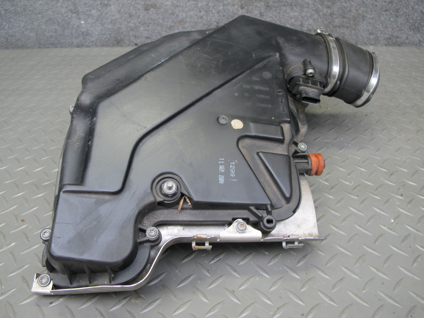 2010-2014 BMW X6 E71 E72 4.4L N63 Left Side Air Filter Intake Cleaner Box Assy
