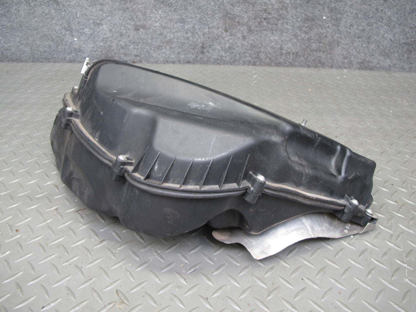 2010-2014 BMW X6 E71 E72 4.4L N63 Left Side Air Filter Intake Cleaner Box Assy