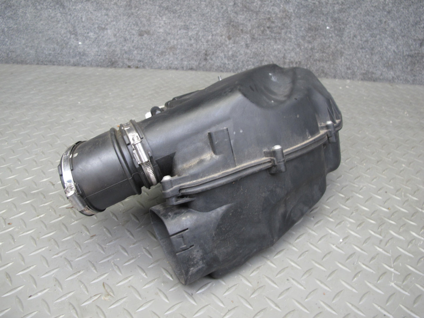2010-2014 BMW X6 E71 E72 4.4L N63 Left Side Air Filter Intake Cleaner Box Assy
