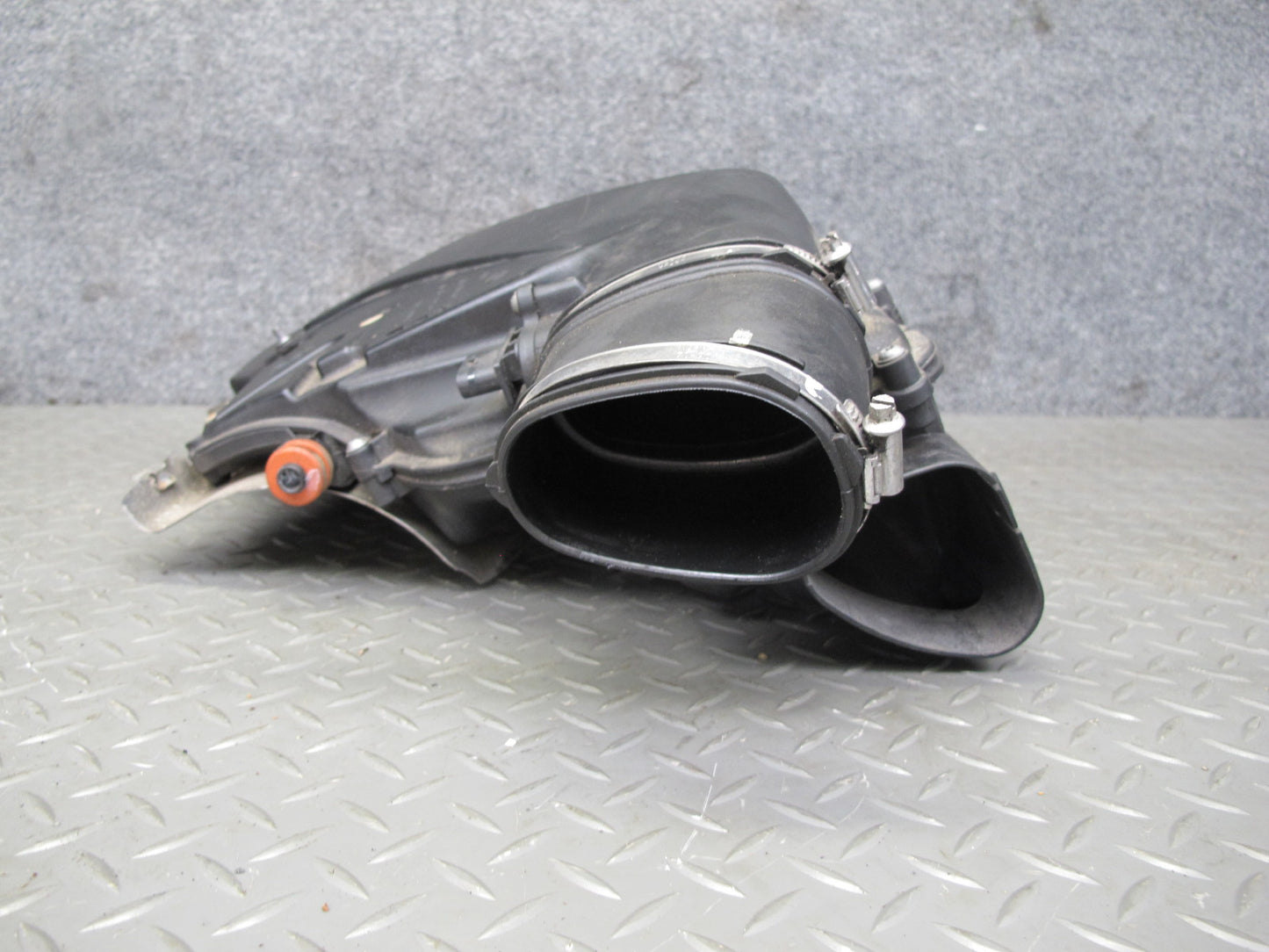 2010-2014 BMW X6 E71 E72 4.4L N63 Left Side Air Filter Intake Cleaner Box Assy