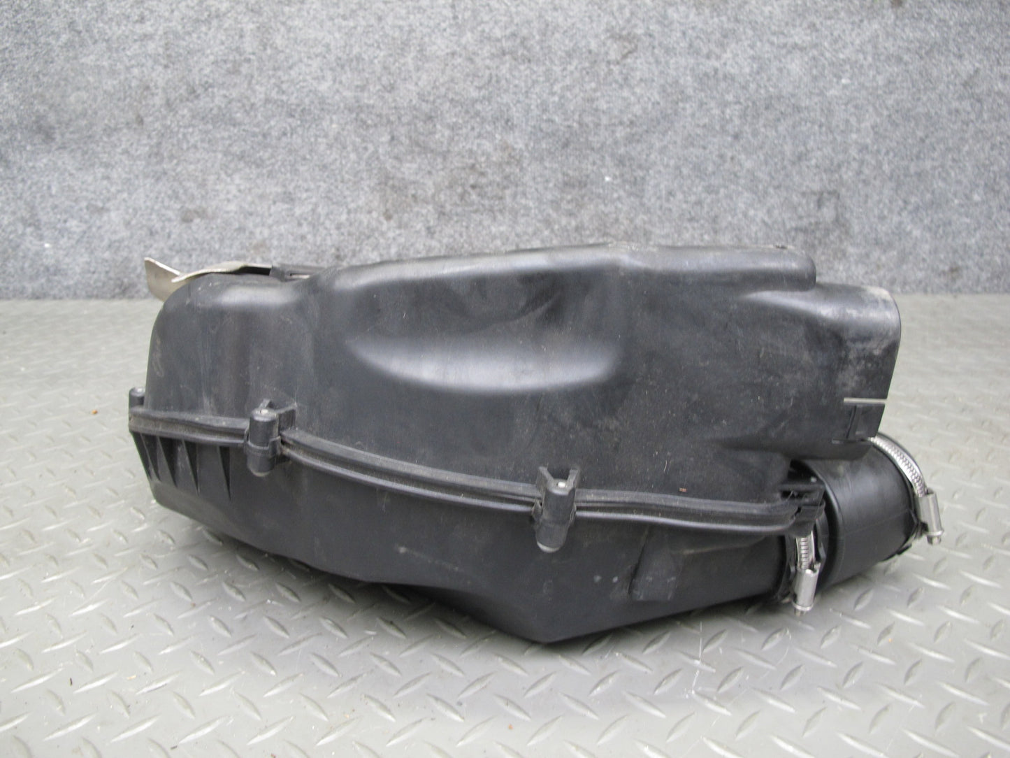 2010-2014 BMW X6 E71 E72 4.4L N63 Left Side Air Filter Intake Cleaner Box Assy