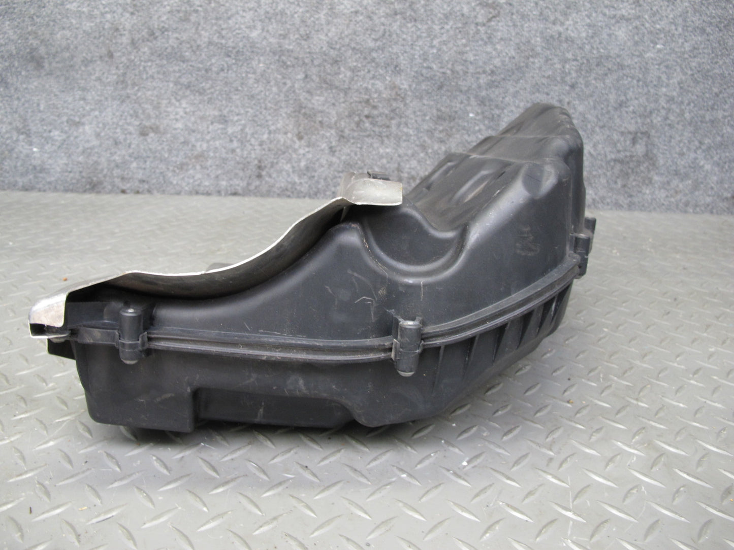 2010-2014 BMW X6 E71 E72 4.4L N63 Left Side Air Filter Intake Cleaner Box Assy