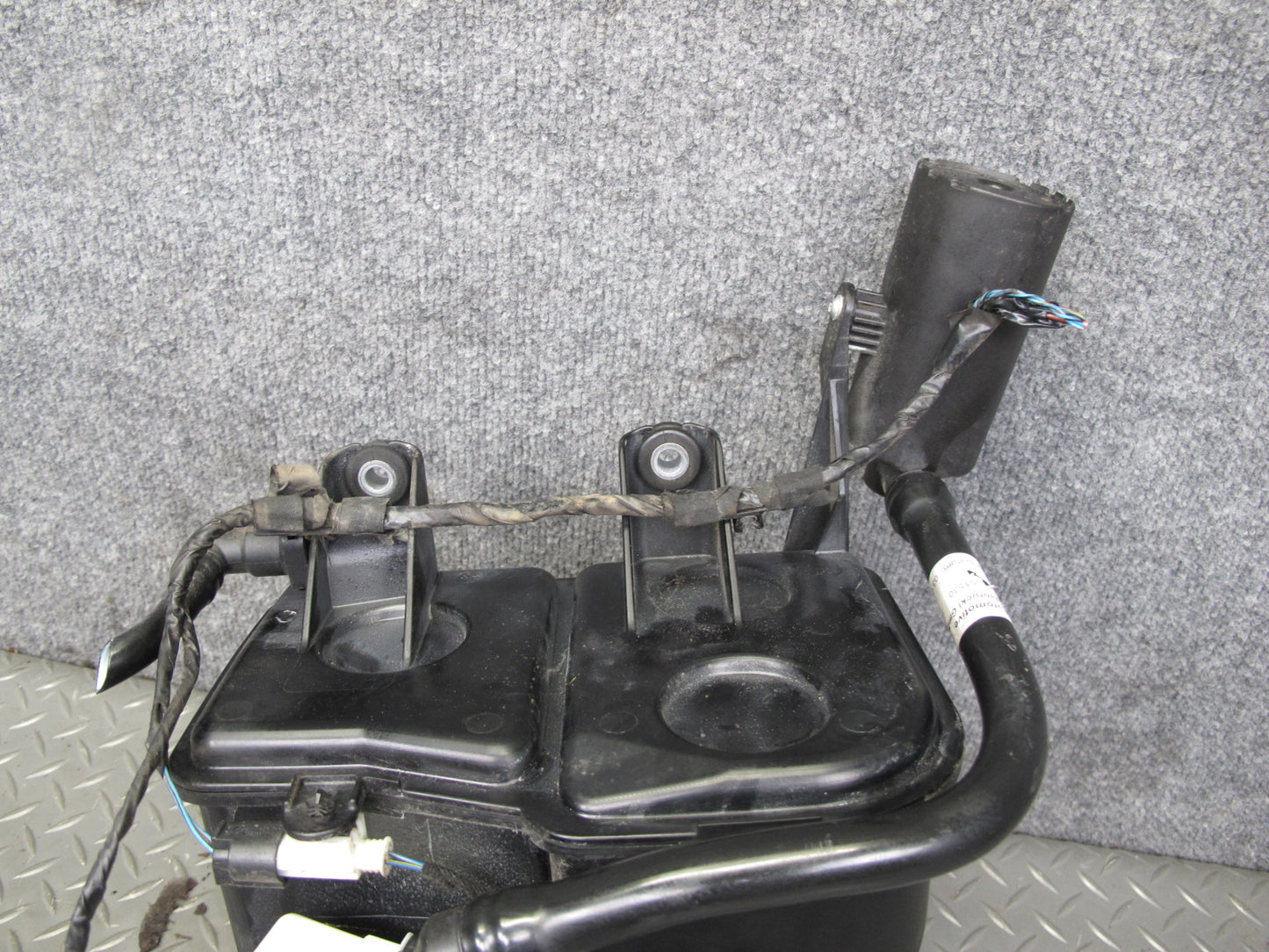 2010-2011 BMW E72 X6 Hybrid Fuel Evap Vapor Charcoal Canister 7217031