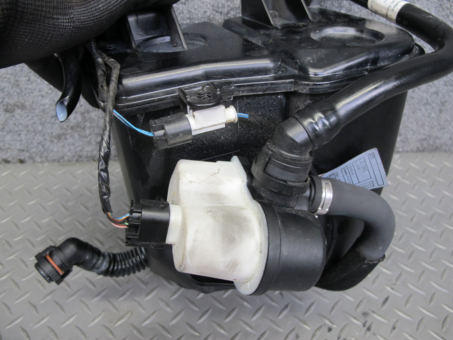 2010-2011 BMW E72 X6 Hybrid Fuel Evap Vapor Charcoal Canister 7217031
