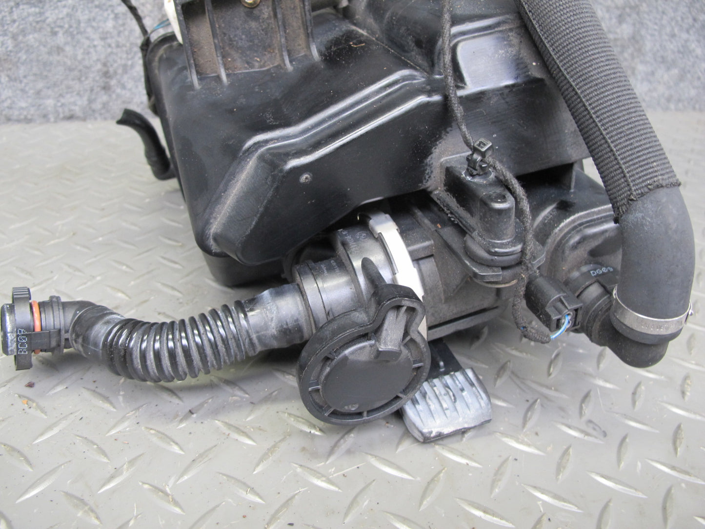 2010-2011 BMW E72 X6 Hybrid Fuel Evap Vapor Charcoal Canister 7217031
