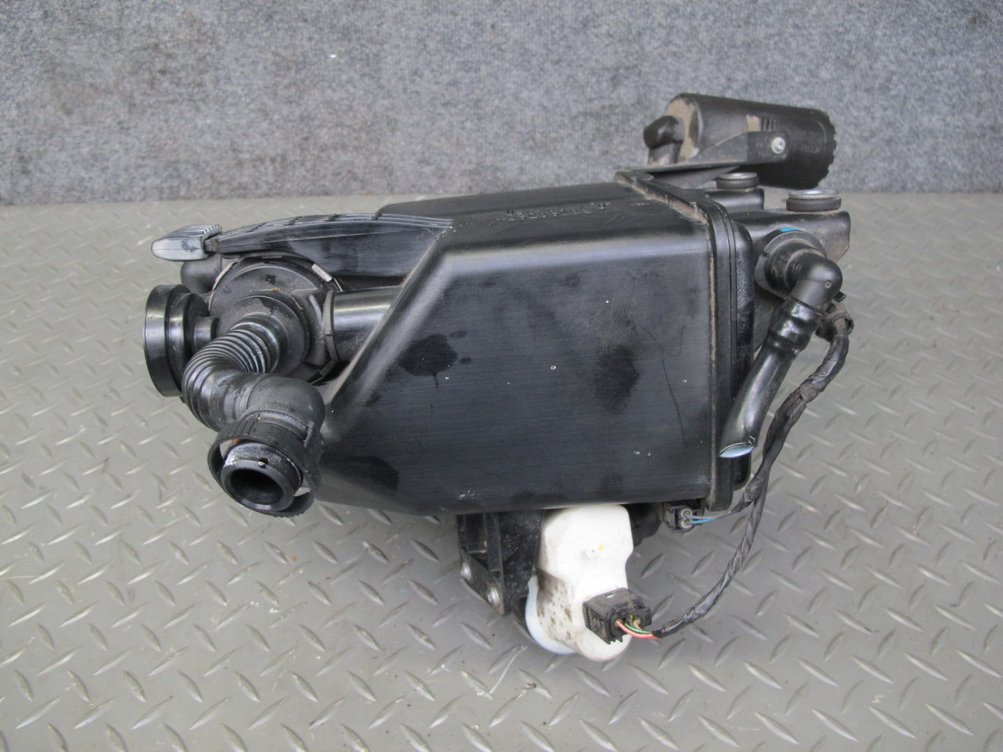 2010-2011 BMW E72 X6 Hybrid Fuel Evap Vapor Charcoal Canister 7217031