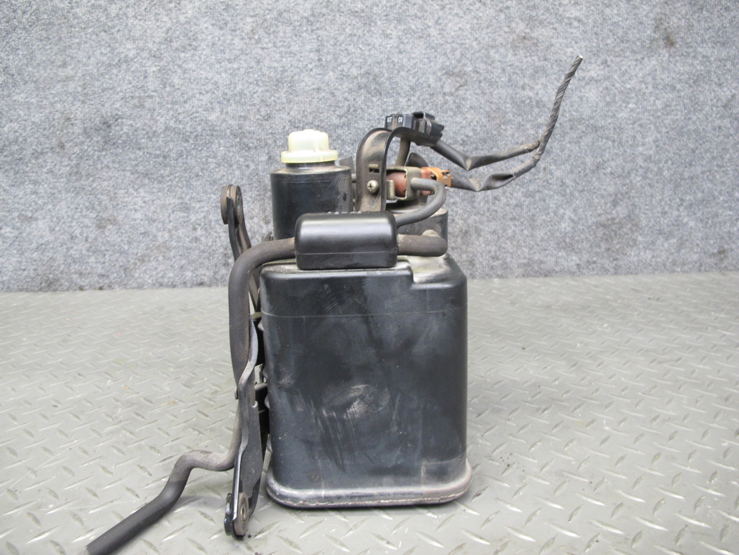98-00 Lexus UCF20L LS400 Fuel Evap Vapor Charcoal Canister 77740-50071 OEM