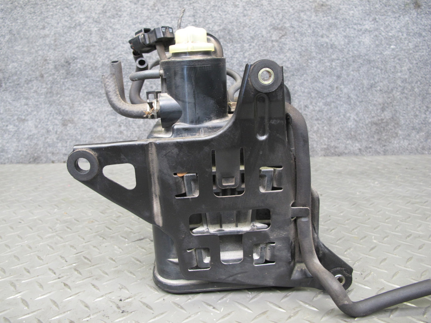 98-00 Lexus UCF20L LS400 Fuel Evap Vapor Charcoal Canister 77740-50071 OEM
