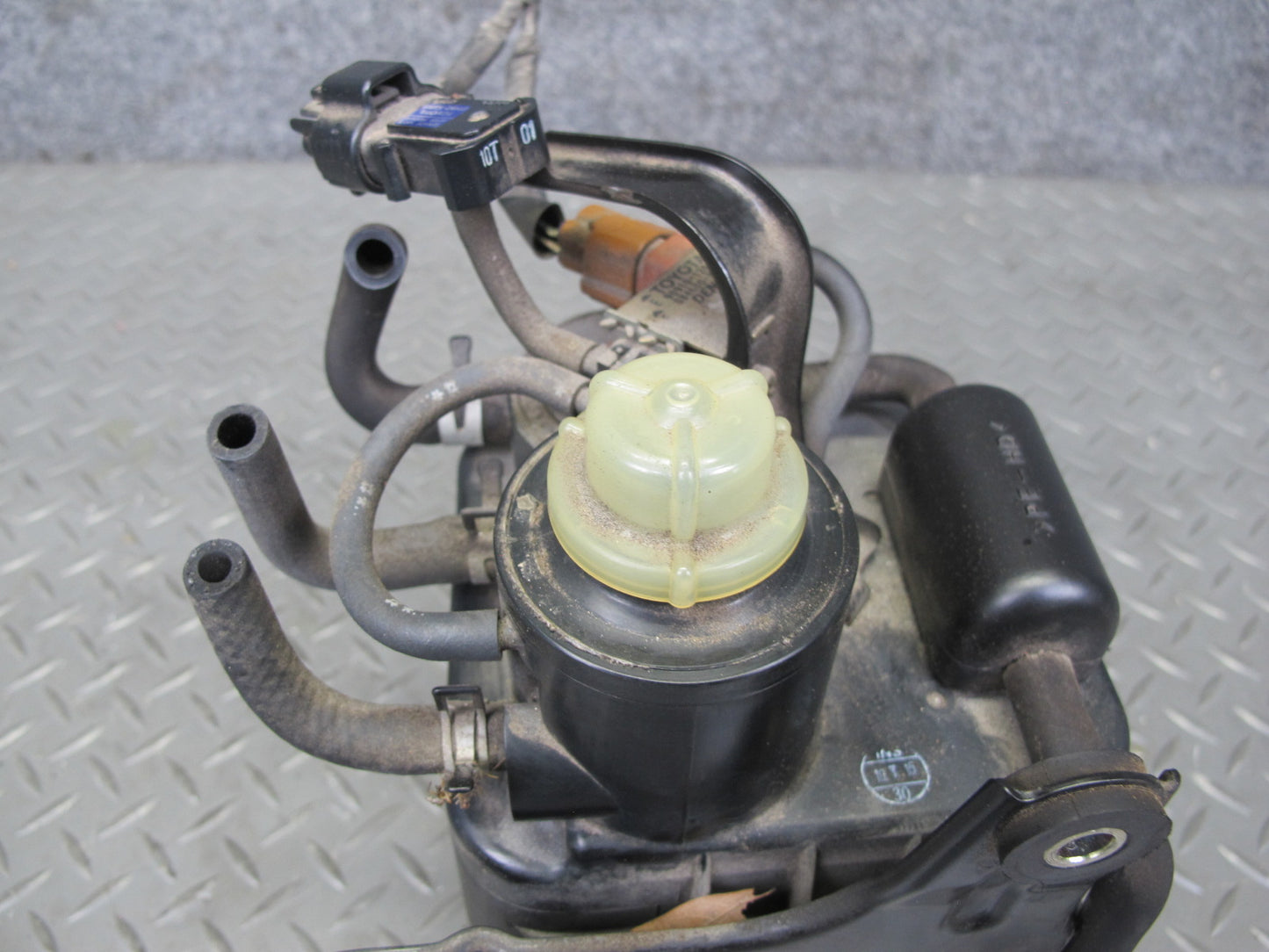 98-00 Lexus UCF20L LS400 Fuel Evap Vapor Charcoal Canister 77740-50071 OEM