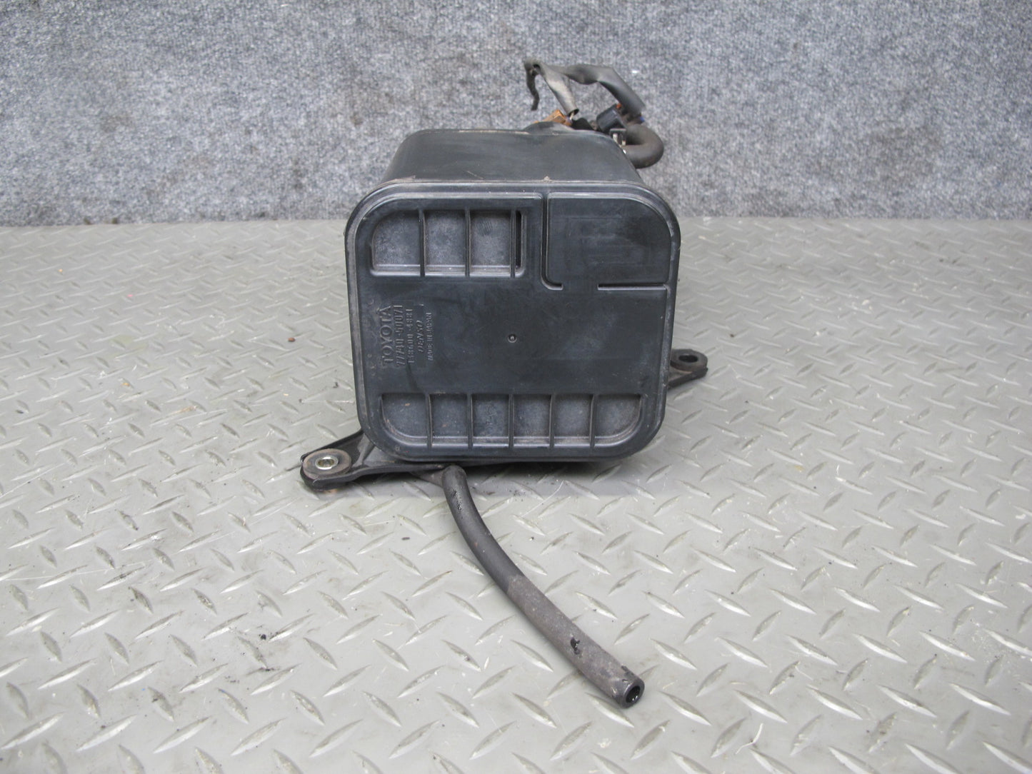 98-00 Lexus UCF20L LS400 Fuel Evap Vapor Charcoal Canister 77740-50071 OEM