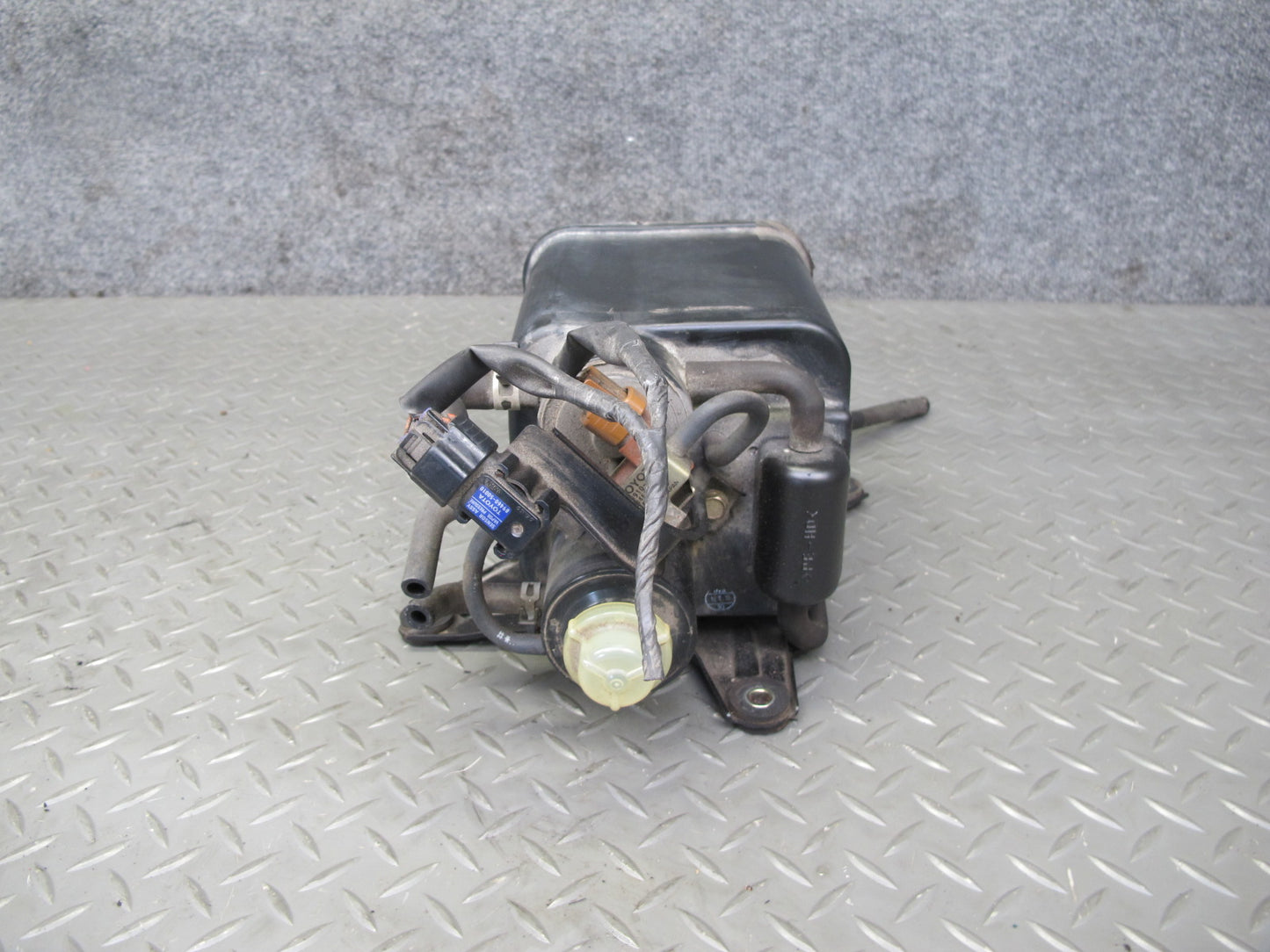 98-00 Lexus UCF20L LS400 Fuel Evap Vapor Charcoal Canister 77740-50071 OEM
