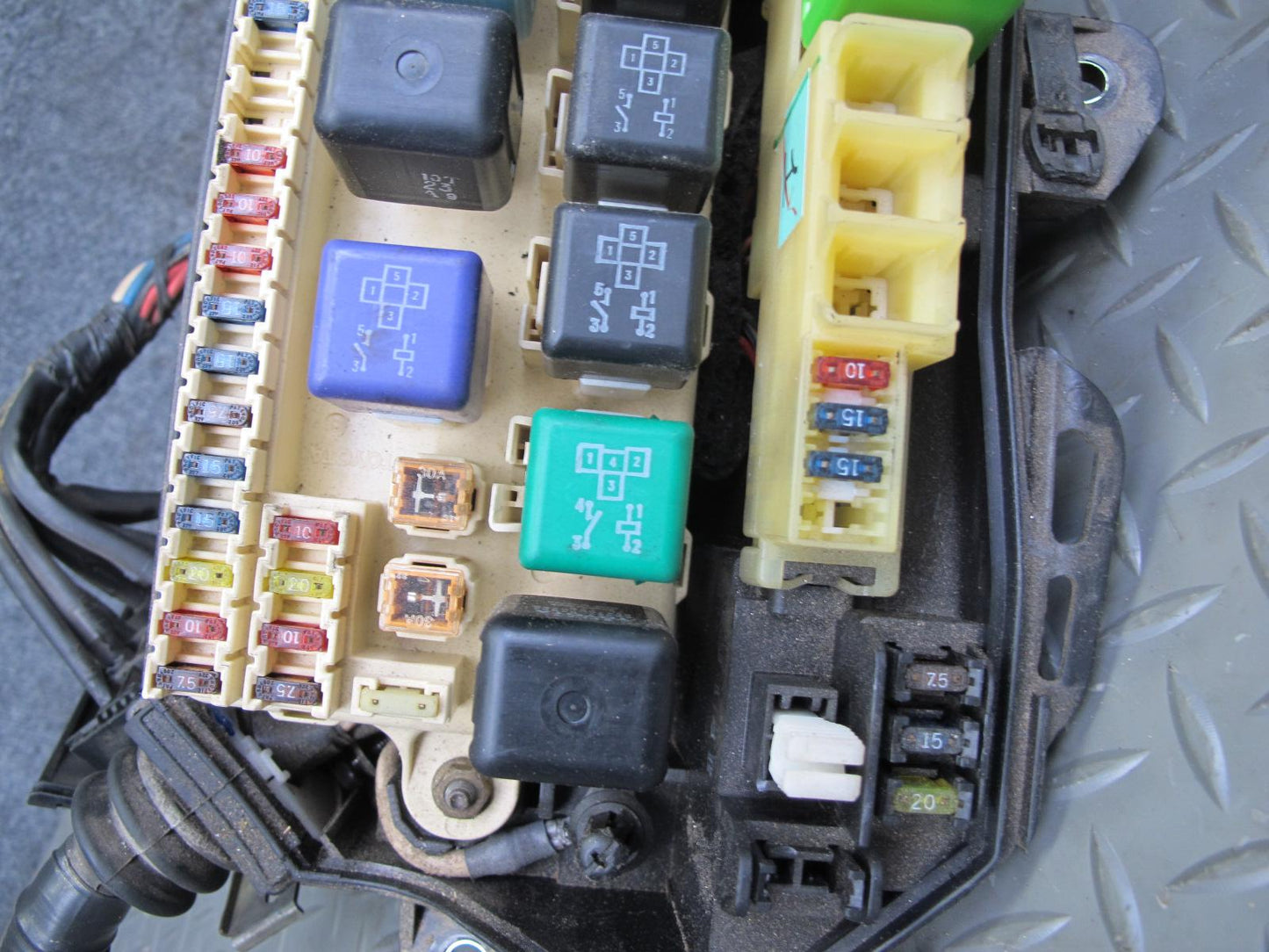 98-00 Lexus UCF20L LS400 Fuse Relay Box Module OEM