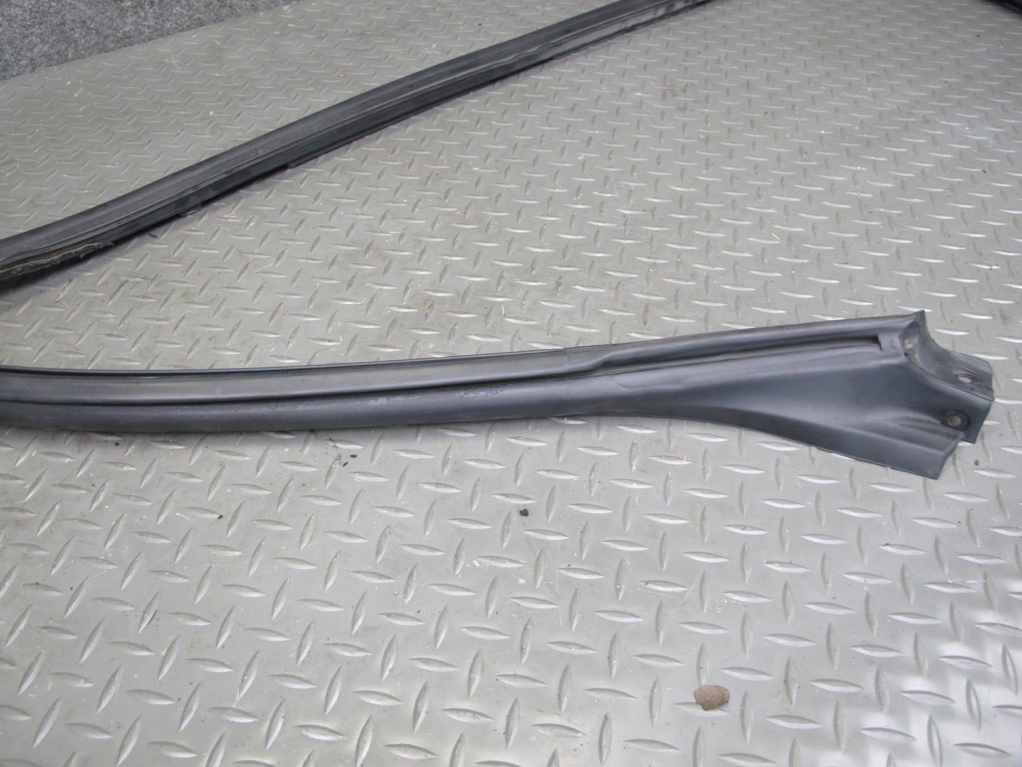 03-12 Mercedes R230 Windshield Weatherstrip Rubber Seal Gasket Set OEM