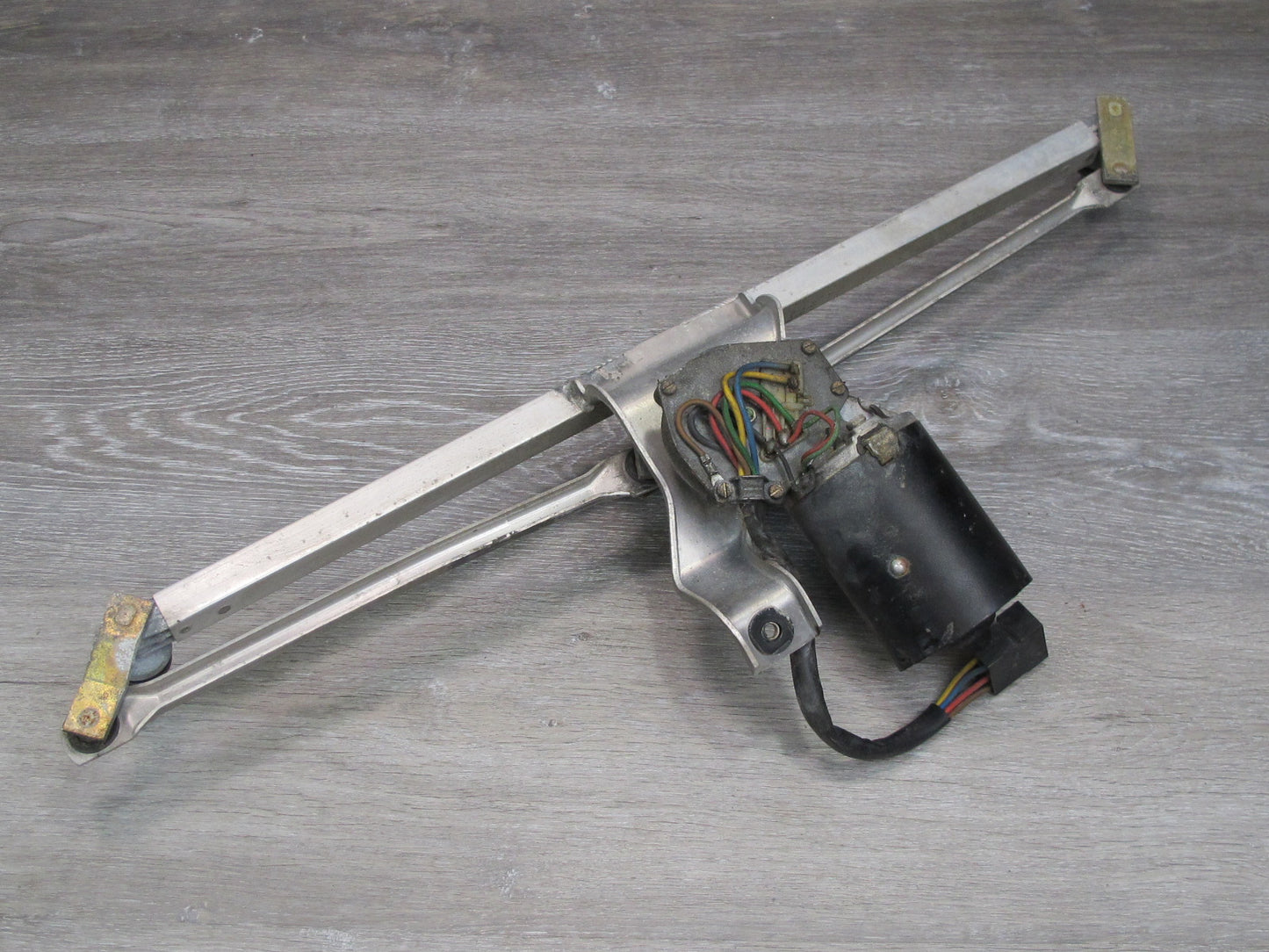 1983-1986 Porsche 928 S Front Windshield Wiper Transmission Linkage W/ Motor