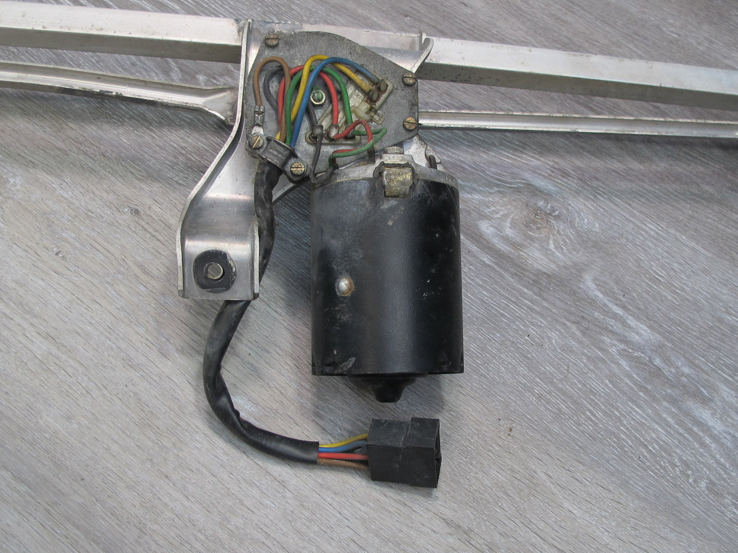1983-1986 Porsche 928 S Front Windshield Wiper Transmission Linkage W/ Motor