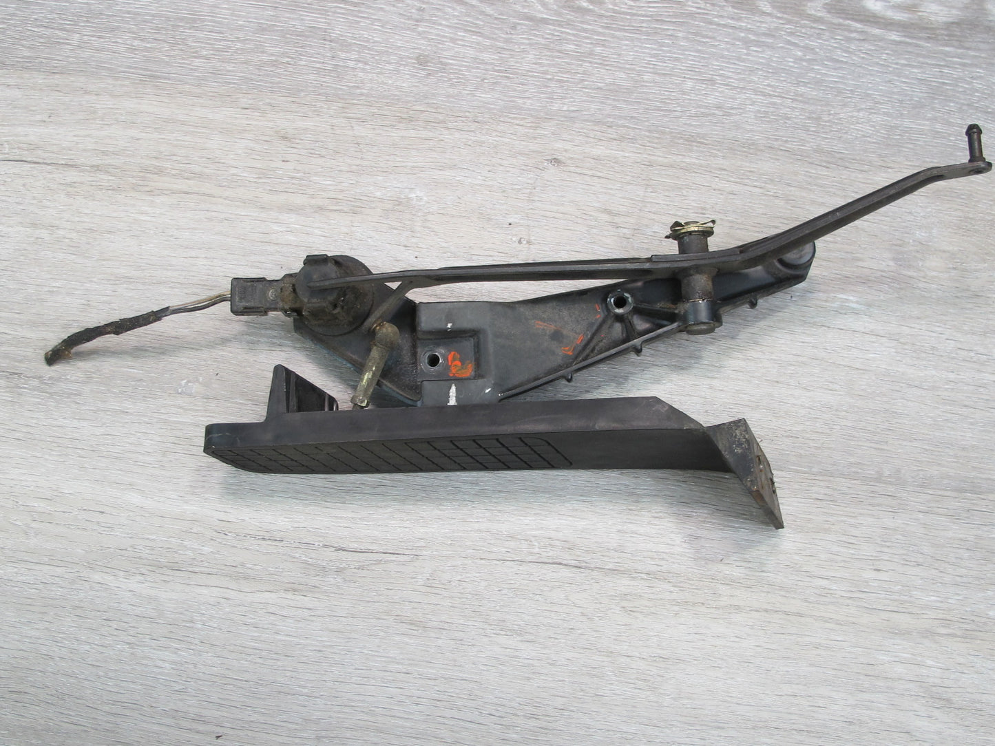 1984-1986 Porsche 928 S A/T Gas Acceleration Pedal W/ Bearing Bracket