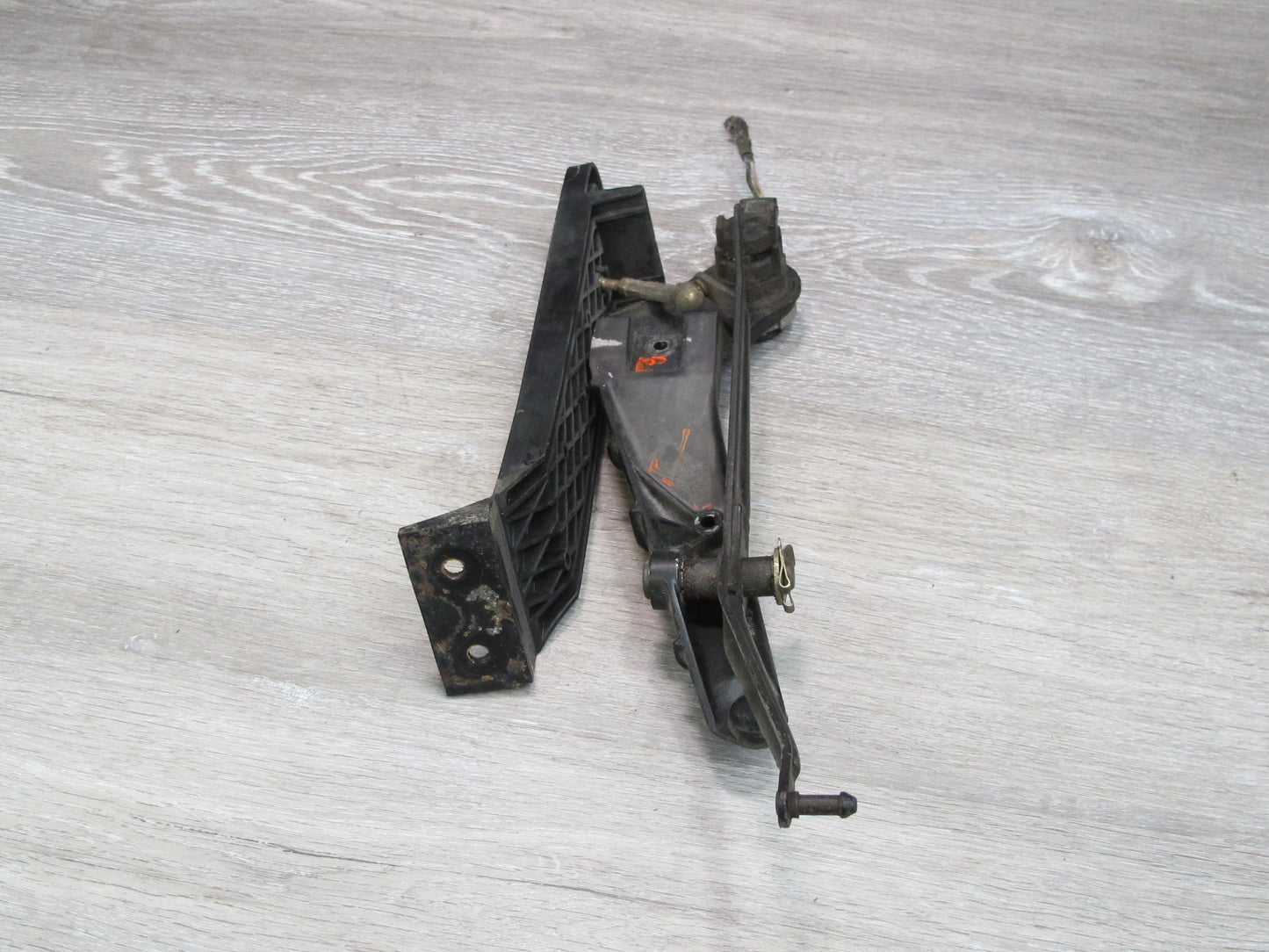 1984-1986 Porsche 928 S A/T Gas Acceleration Pedal W/ Bearing Bracket