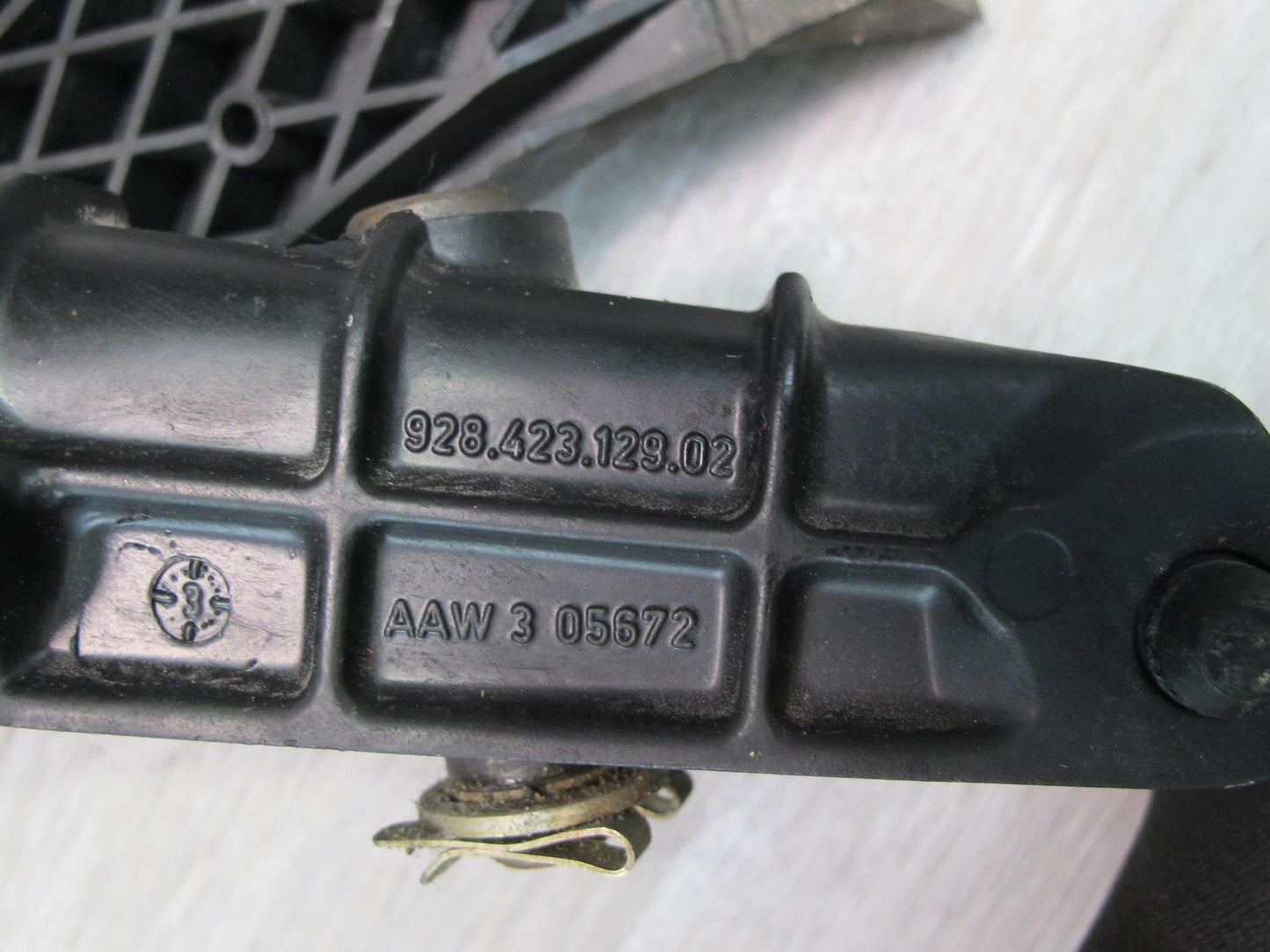 1984-1986 Porsche 928 S A/T Gas Acceleration Pedal W/ Bearing Bracket