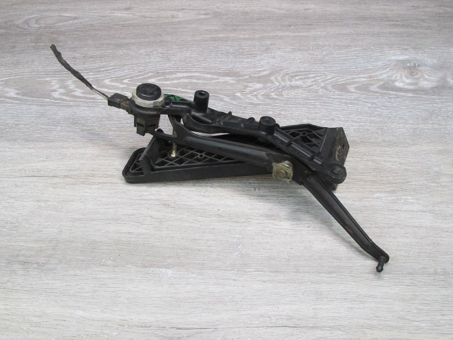 1984-1986 Porsche 928 S A/T Gas Acceleration Pedal W/ Bearing Bracket