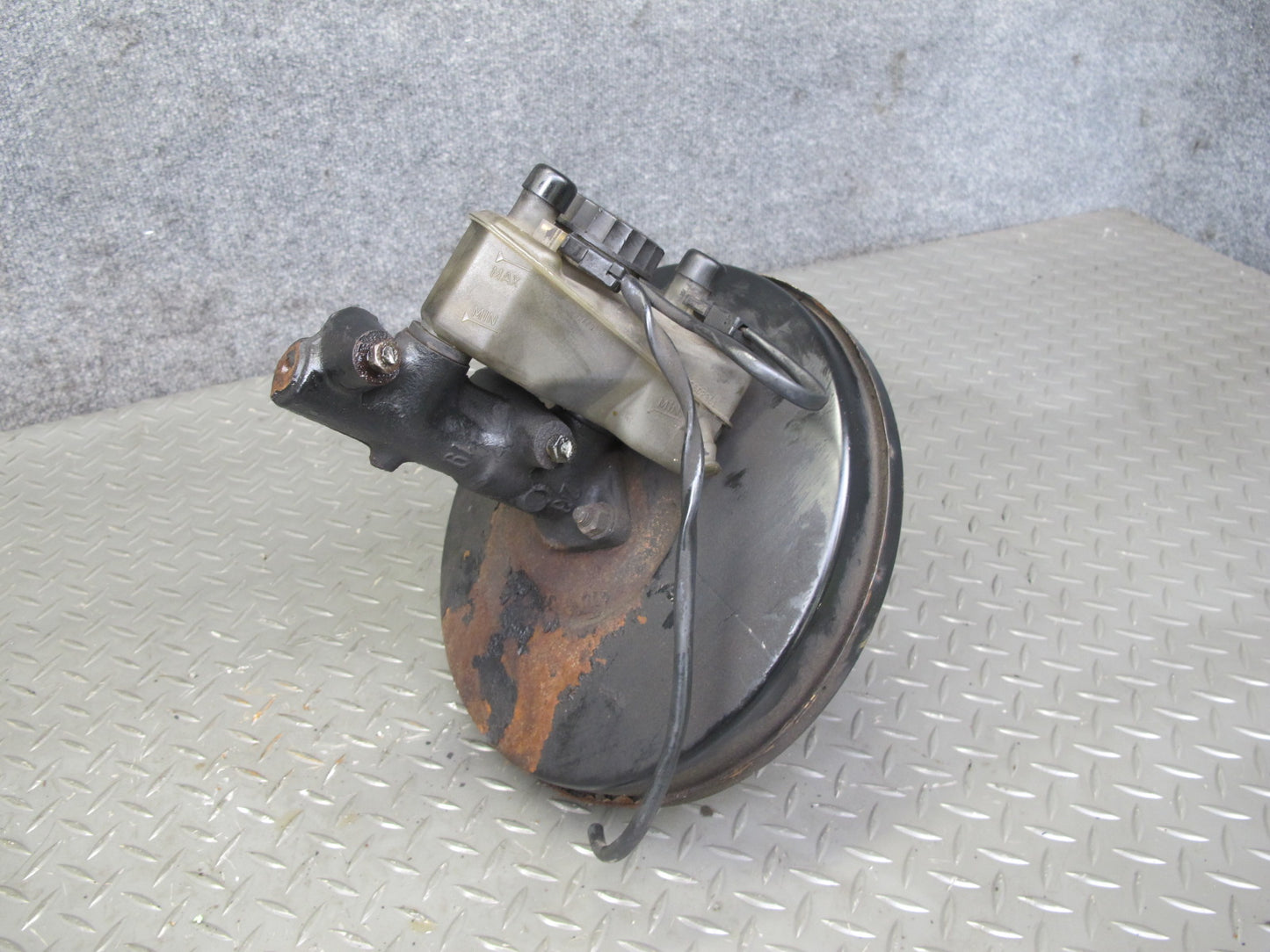 82-85 Mercedes W123 300D Brake Master Cylinder Booster Fluid Reservoir OEM