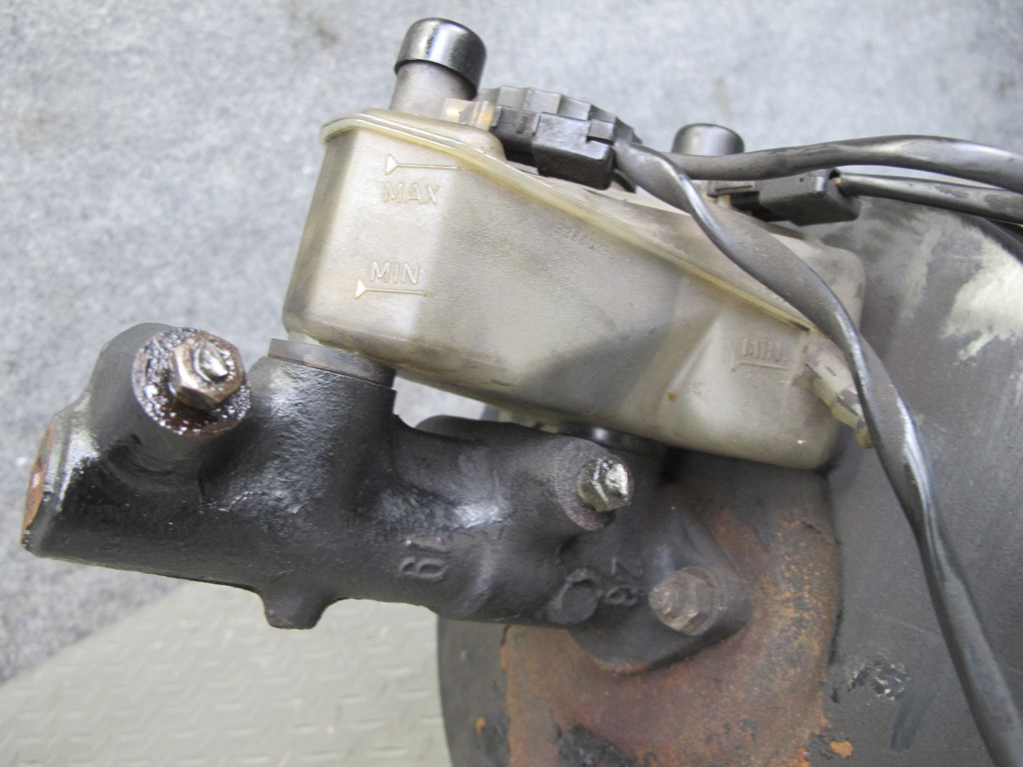 82-85 Mercedes W123 300D Brake Master Cylinder Booster Fluid Reservoir OEM