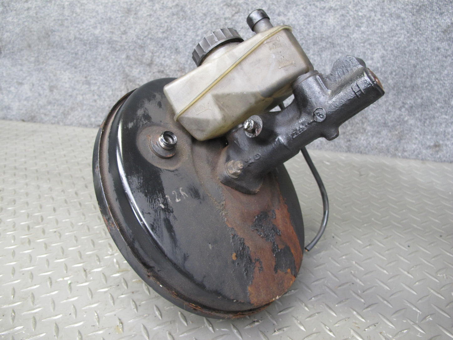 82-85 Mercedes W123 300D Brake Master Cylinder Booster Fluid Reservoir OEM