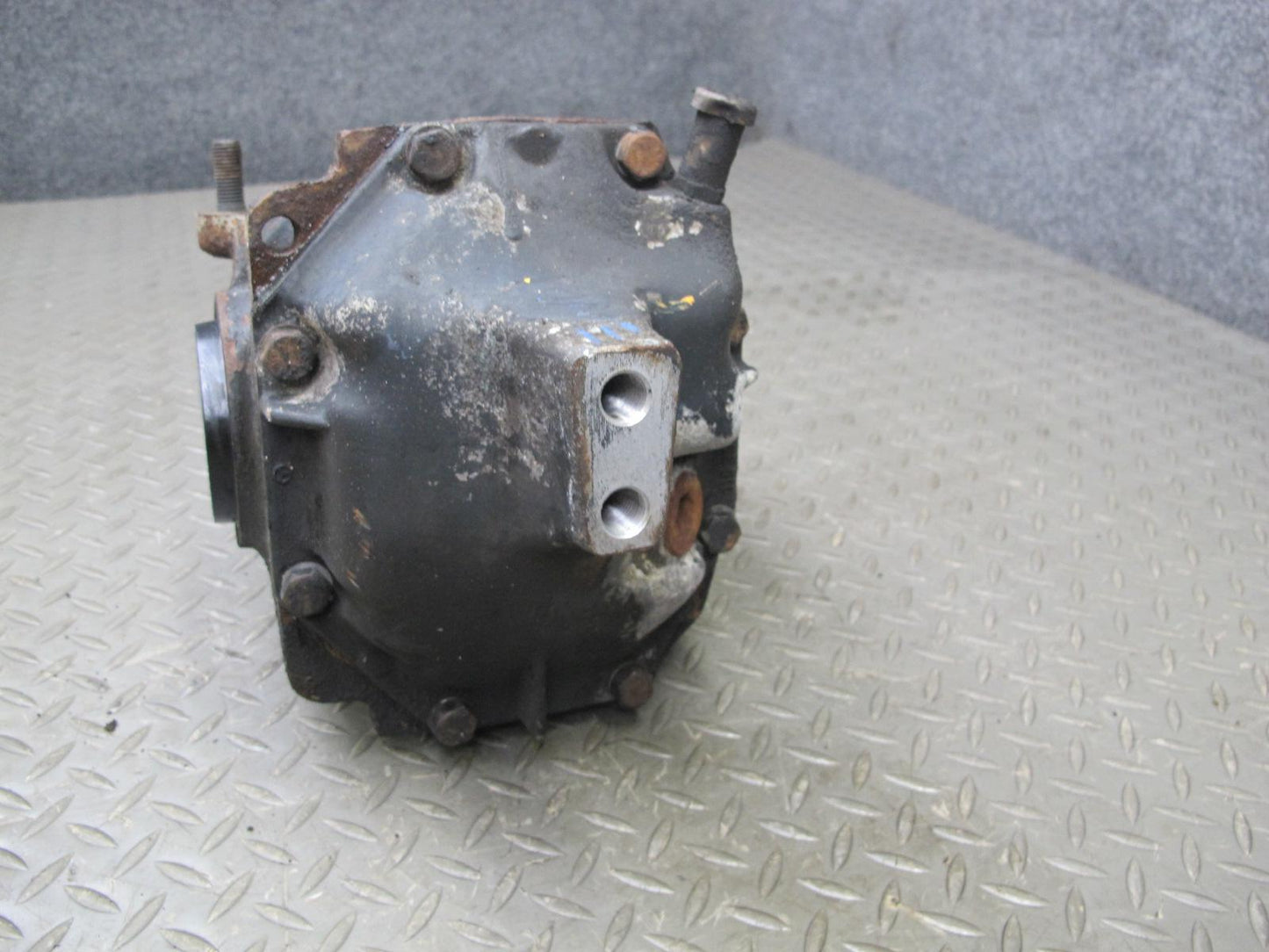 82-84 Mercedes W123 300D Rear Axle Differential Carrier 3.07 Ratio OEM