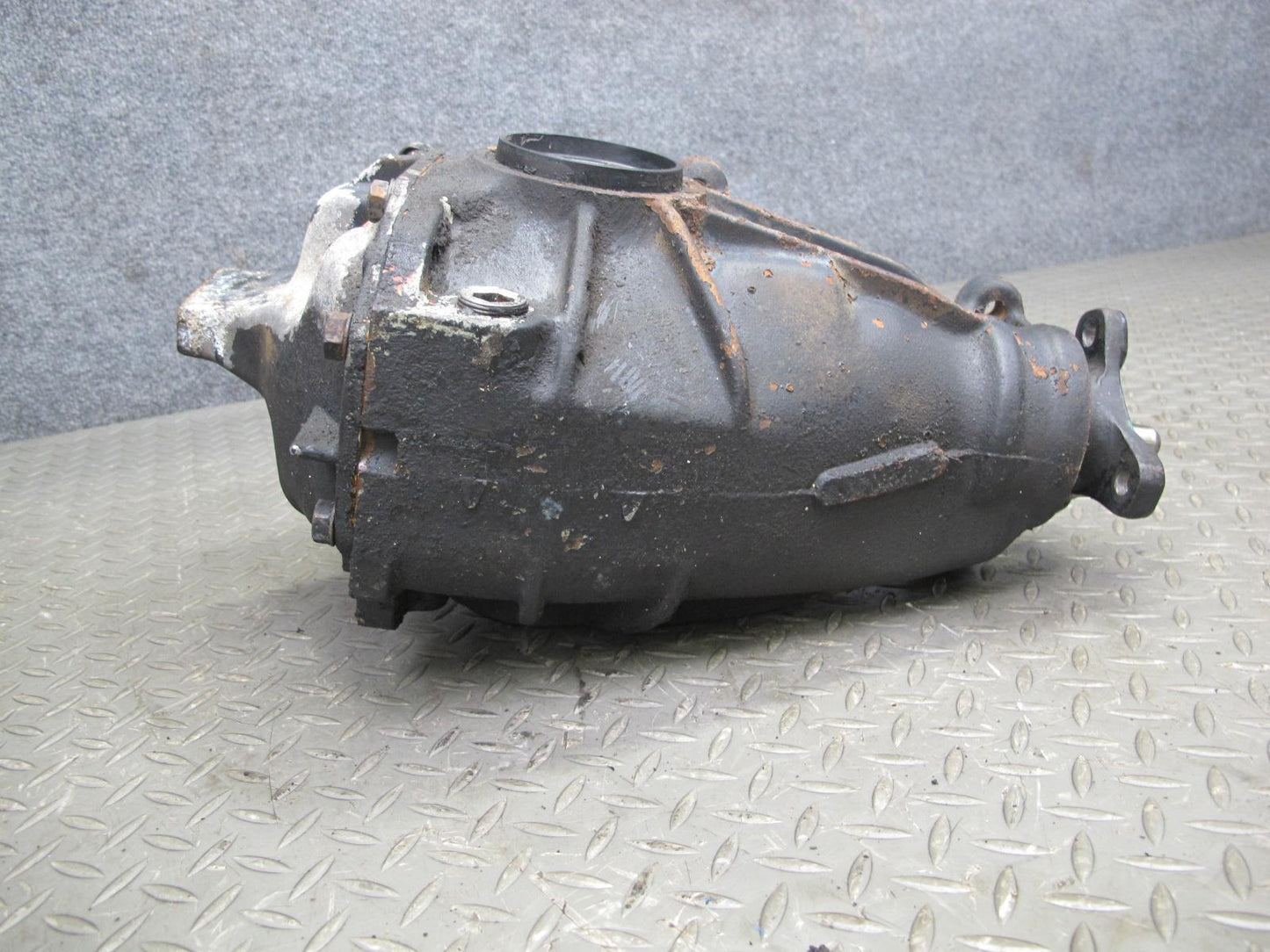 82-84 Mercedes W123 300D Rear Axle Differential Carrier 3.07 Ratio OEM